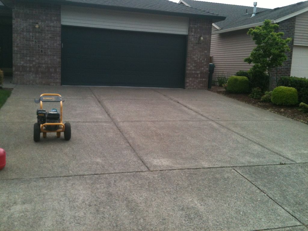 Dirveway before Pressure washing