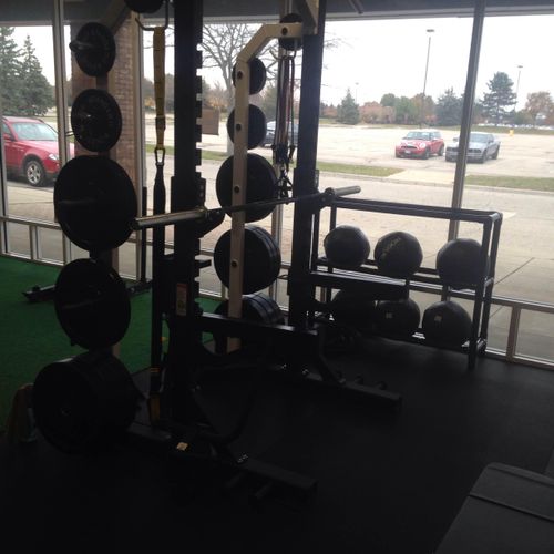Training equipment: Squat racks, Weight Plates, an