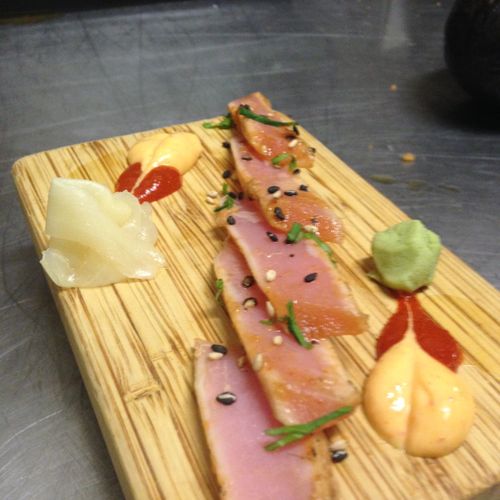sweet seared blacked tuna, sides of spicy mayo, an