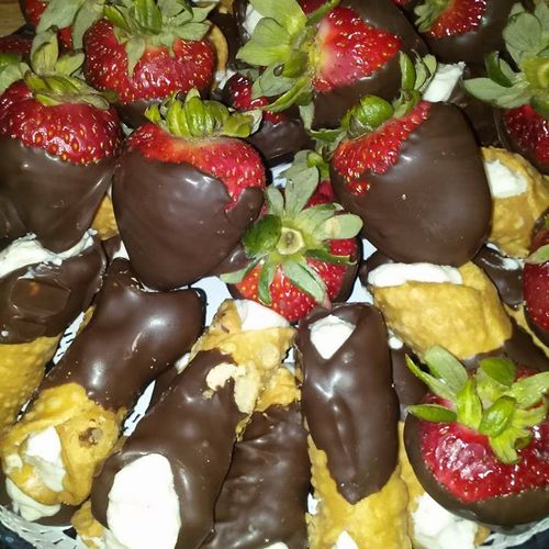 Vcucina's Cannoli Platters: 100% Ricotta Filled + 