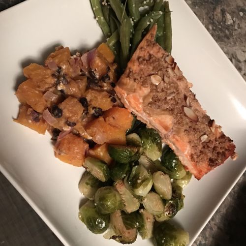 Almond crusted salmon, sautéed green beans and Bru