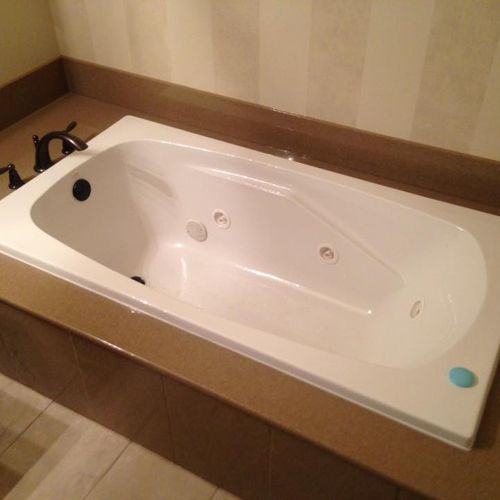 jetted garden tub, wrapped in Onyx