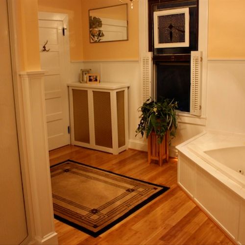 Peach Walls over White Wainscoting in a Large Bath