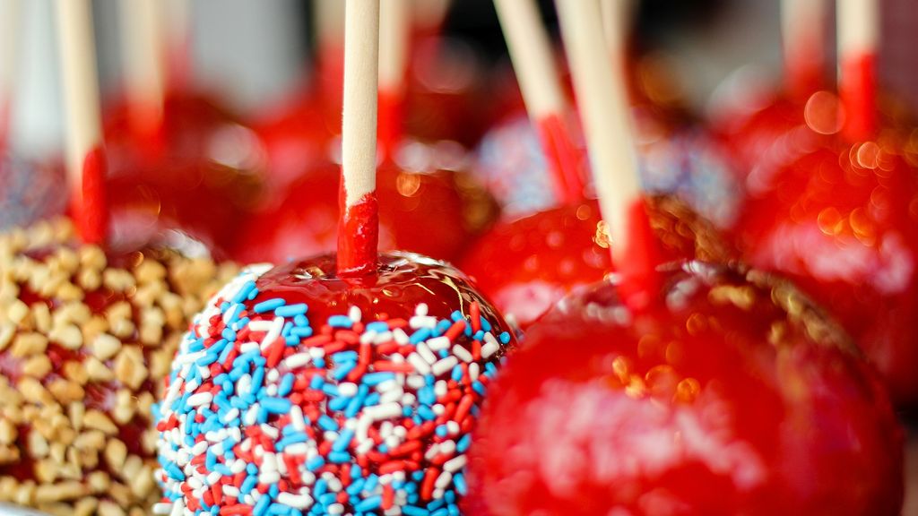 Homemade candy apples for fall weddings!