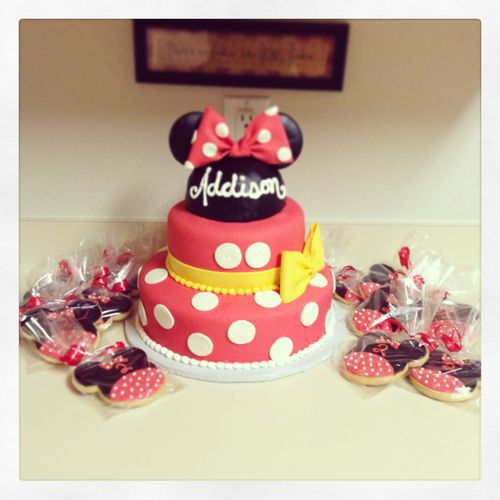 Minnie Mouse Cake and matching cookies