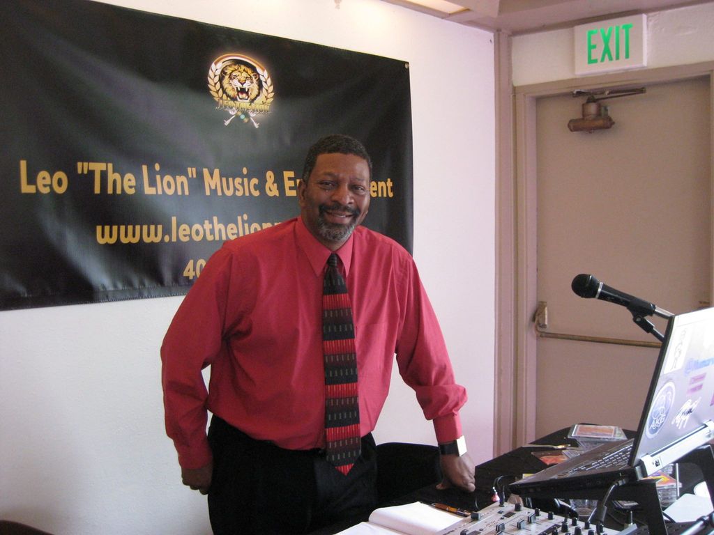 Leo "The Lion" spinning at a Wedding Reception.