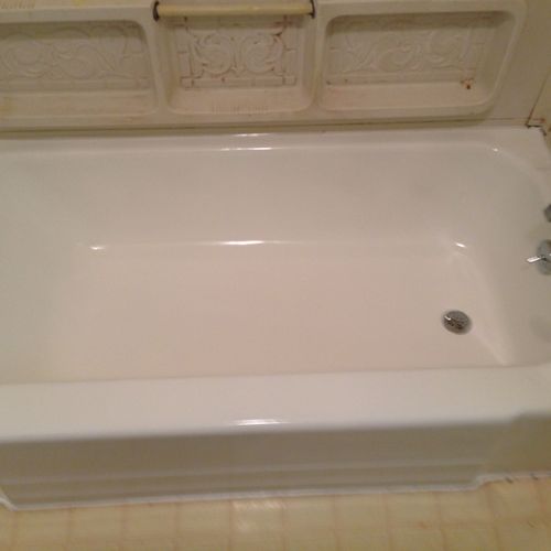 Bathtub reglazed with non-slip texture on bottom (