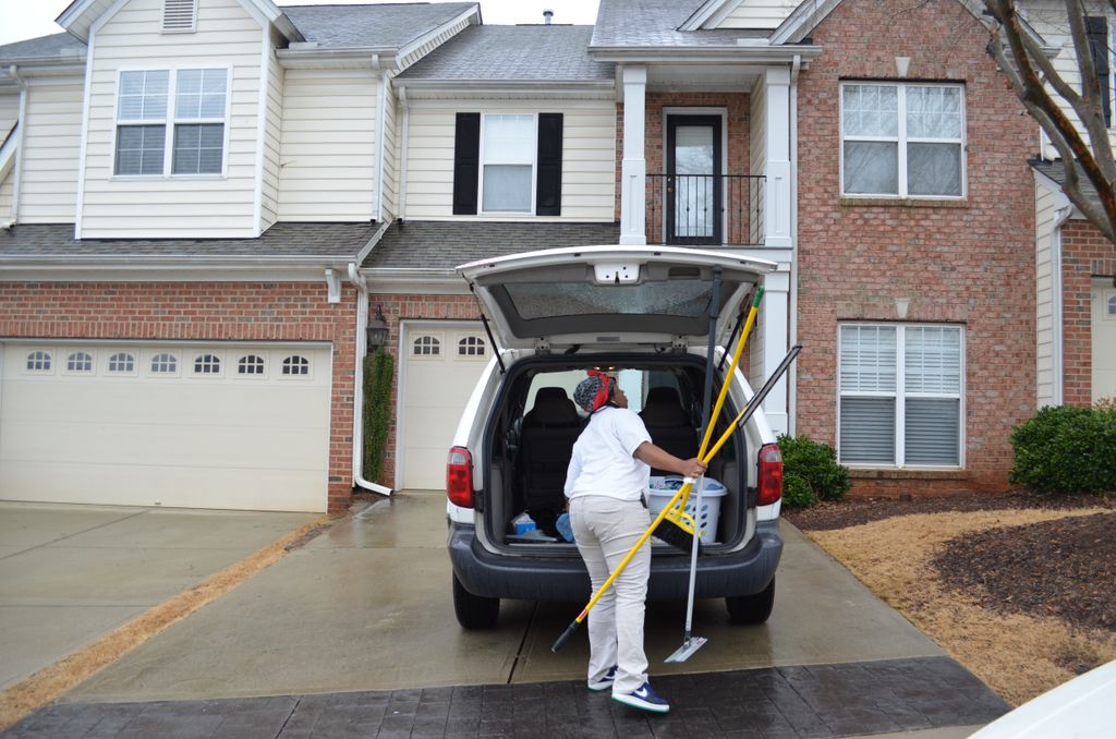 "Maid in Raleigh" Cleaning in action #2. www.maidi