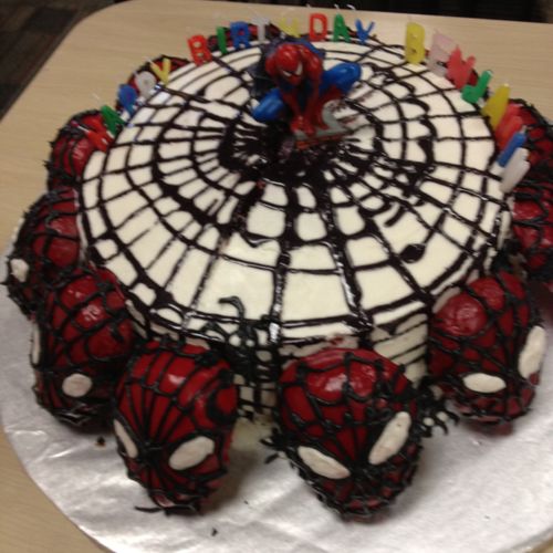 Spiderman Cake with individual Spiderman cupcakes 