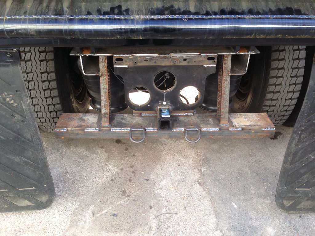 Dump truck trailer hitch