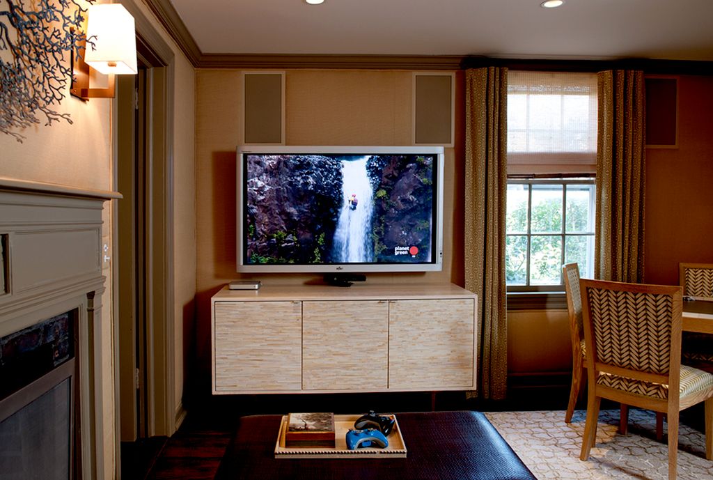 Fujitsu 55" Plasma
5.1 Surround Sound Room
Triad I