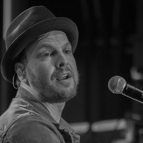 Gavin Degraw in concert. Photographed for the Jour