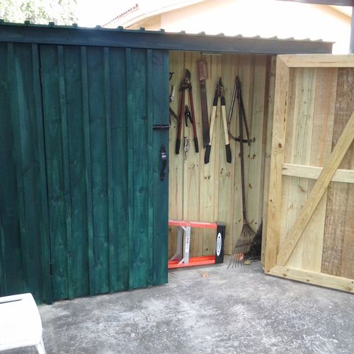 Garden shed. Located in Hialeah.  Can provide owne