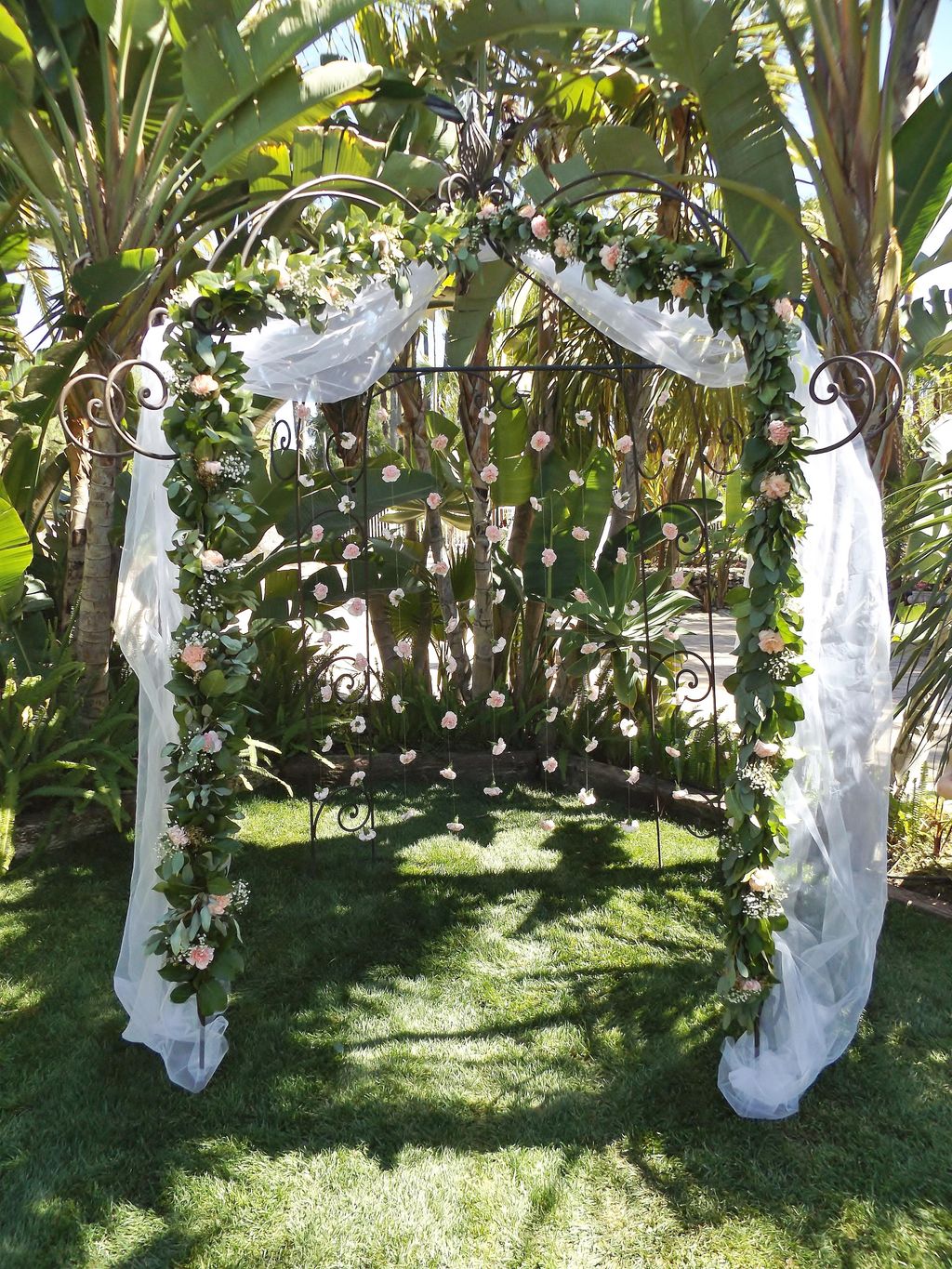 This silver dollar eucalyptus and carnation garlan