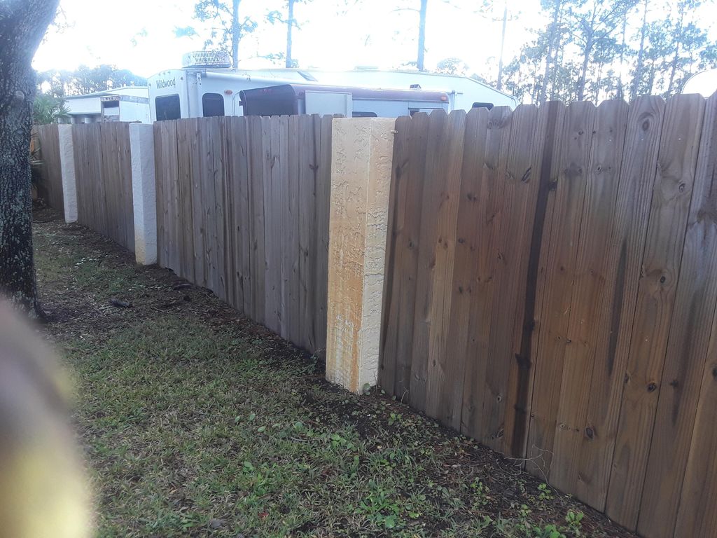 Fence before pressure cleaning