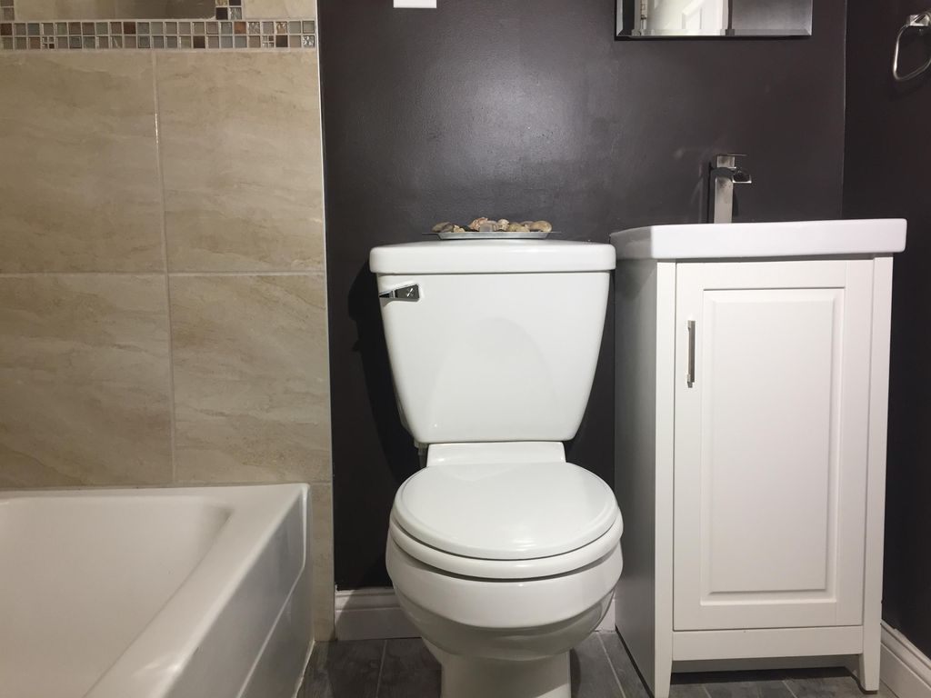 Fully renovated compact full bathroom