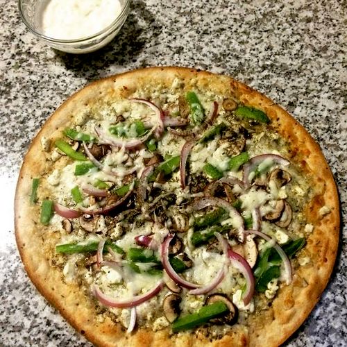 Veggie Pizza on Roasted Garlic & Olive Oil Suce, w