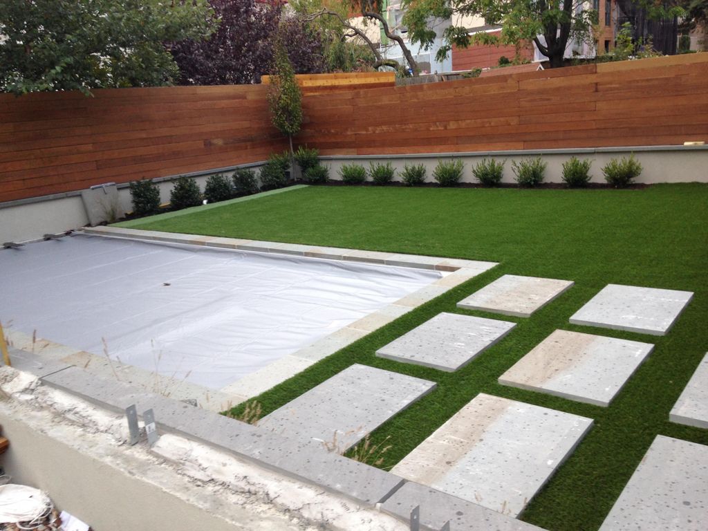 Artificial lawn, bluestone sitting area and horizo