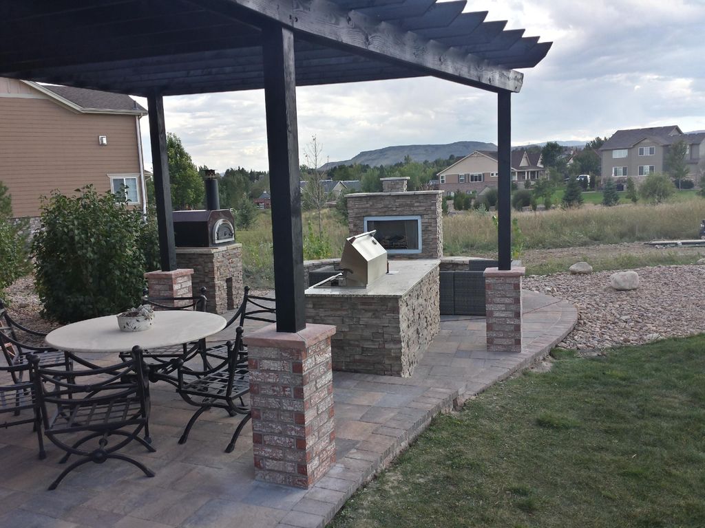 Outdoor kitchen: Pergola, BBQ, fireplace, seating,