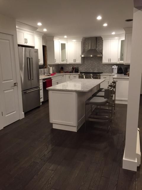 Contemporary White Shaker Cabinet Kitchen w/ Carre