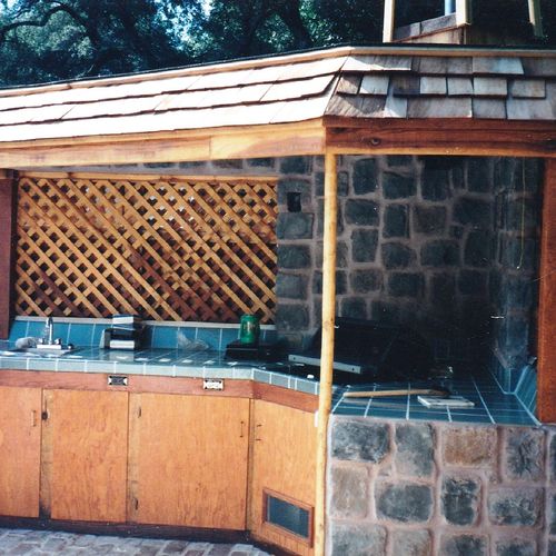 This is an outdoor kitchen, with one burner, a bui