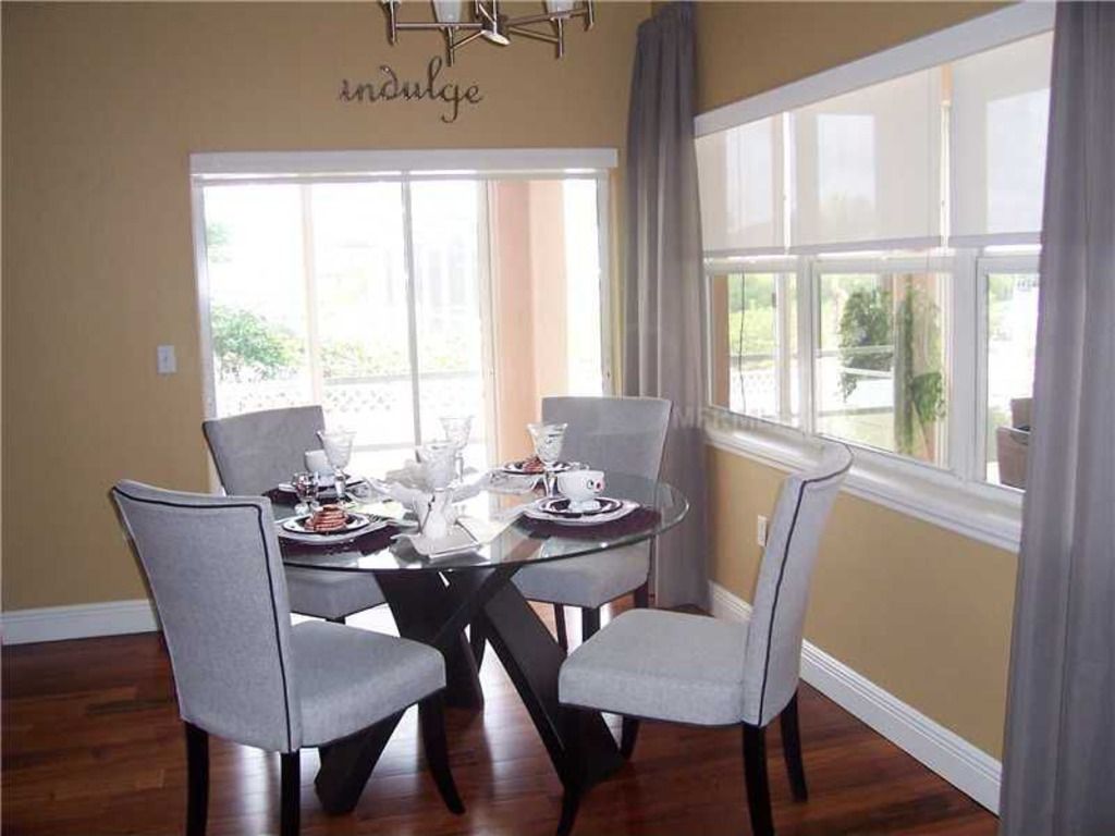 Staged (Vacant property) Dinette - All furnishings