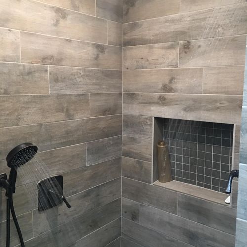 Staggered porcelain tile for a curbless shower