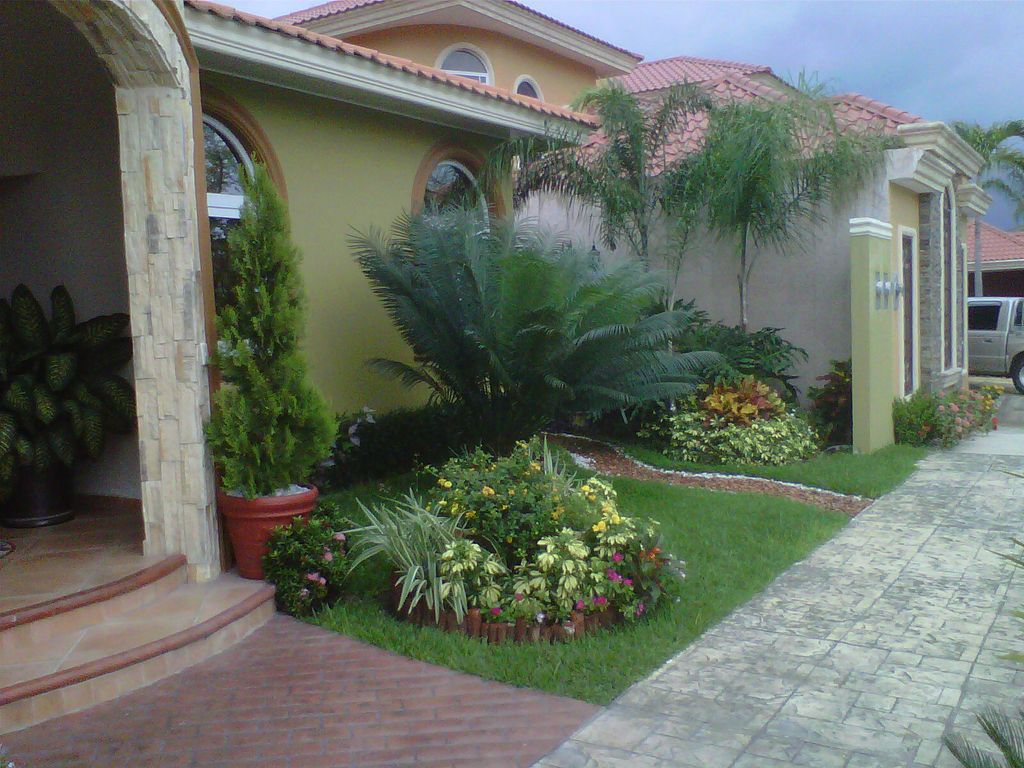 FRONTAL GARDEN AND FACADE