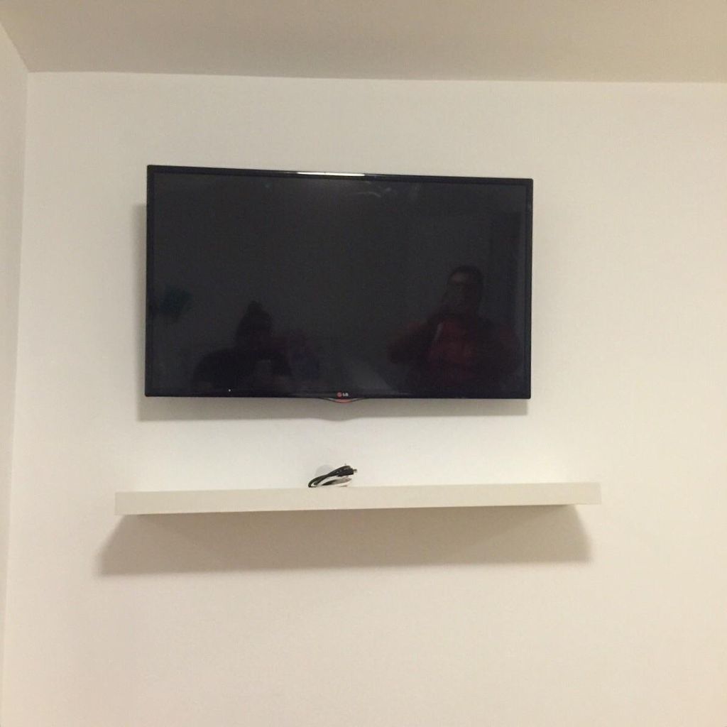 This installation is in a bedroom. The TV is Mount