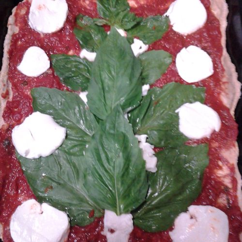 Margherita Pizza Fresh Basil and Mozzarella homema