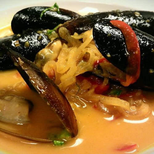 Mussels in coconut curry sauce