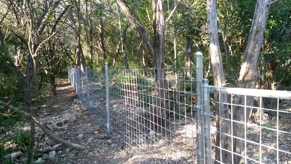 4 ft Bullwire Fence on Steel Posts