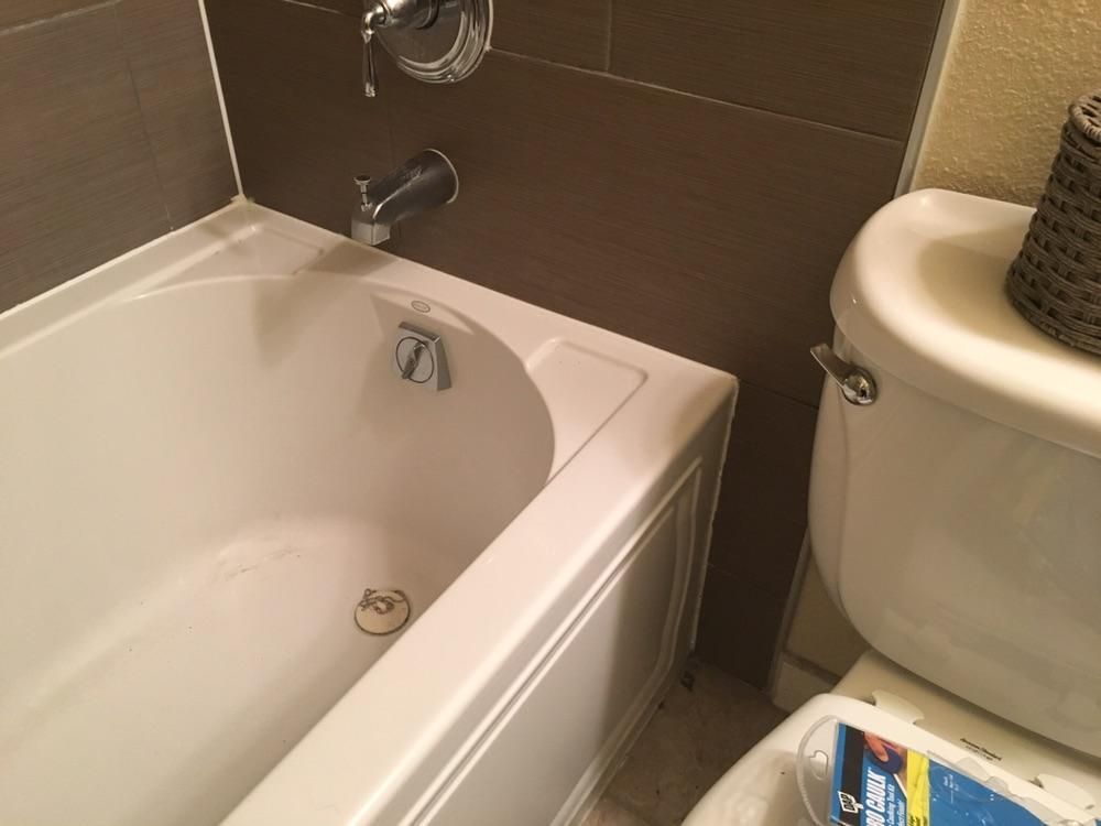 Caulking put around tub at tile connecting point 