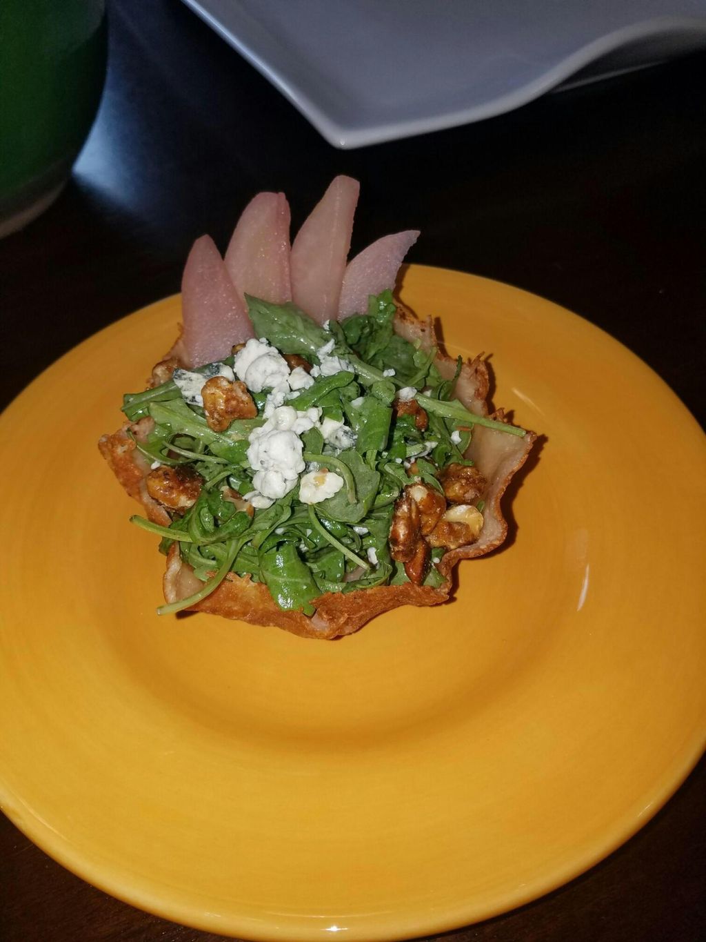 Arugula salad with poached pears and sweet walnuts