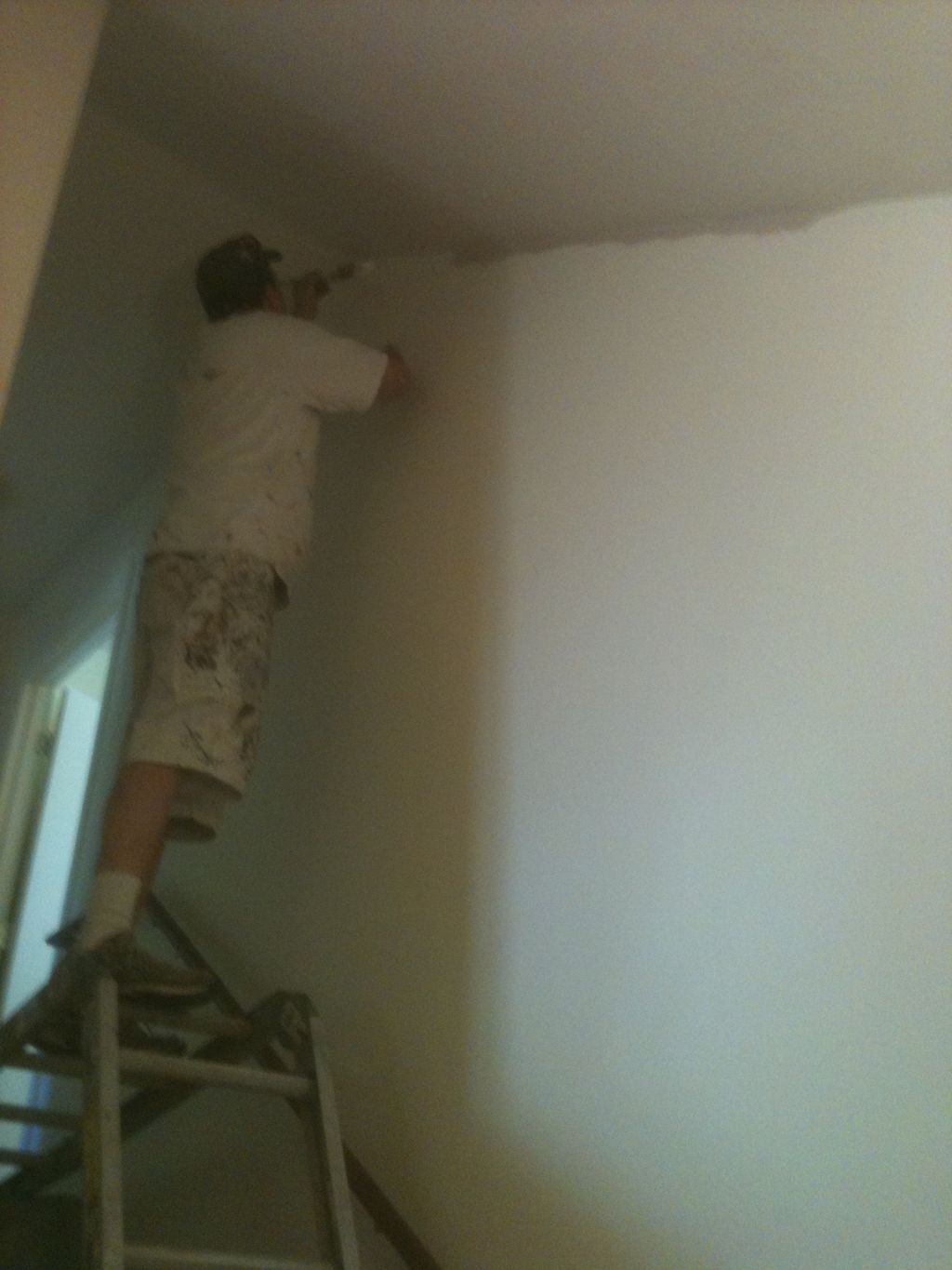 Nathon cutting in the ceiling (Beige to White)