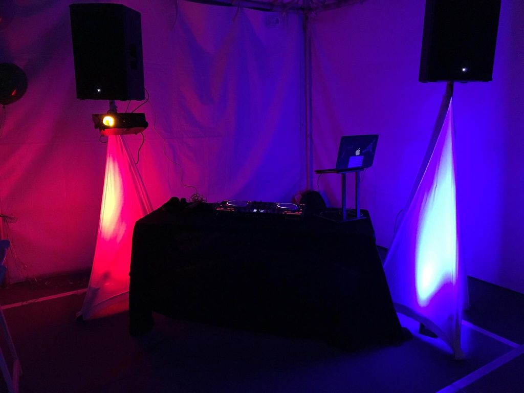 I have both black and white speaker stands to go w