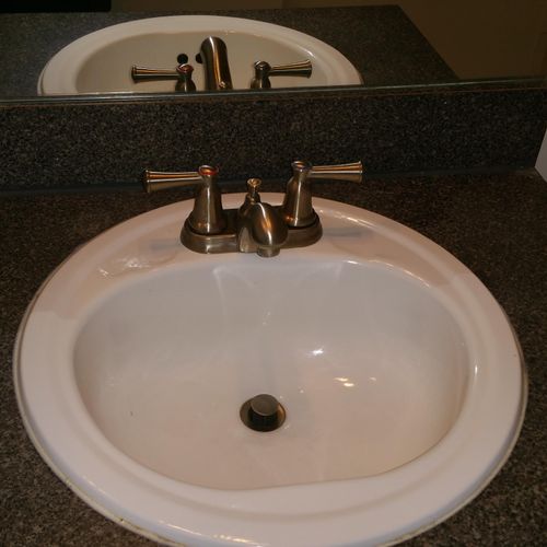 Bathroom sink After its cleaned
