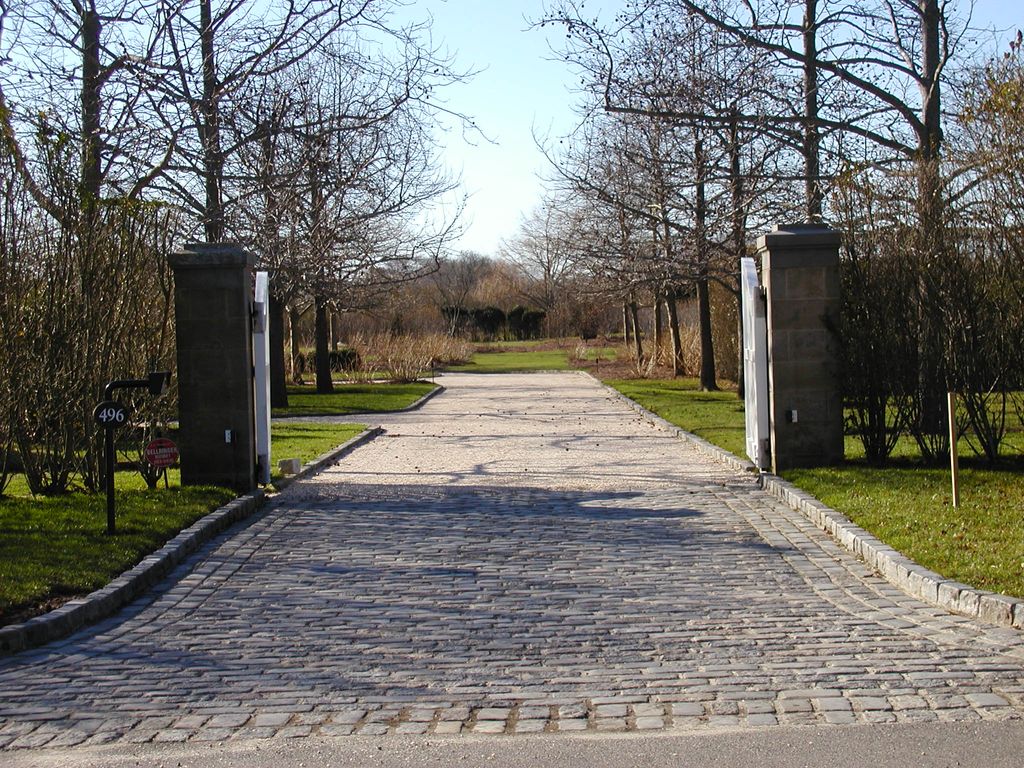 Belgium block apron with gravel driveway