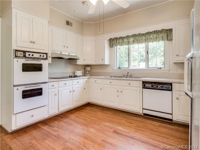 THIS IS THE KITCHEN WE CLEAN FOR A CLEAN OUT. THIS