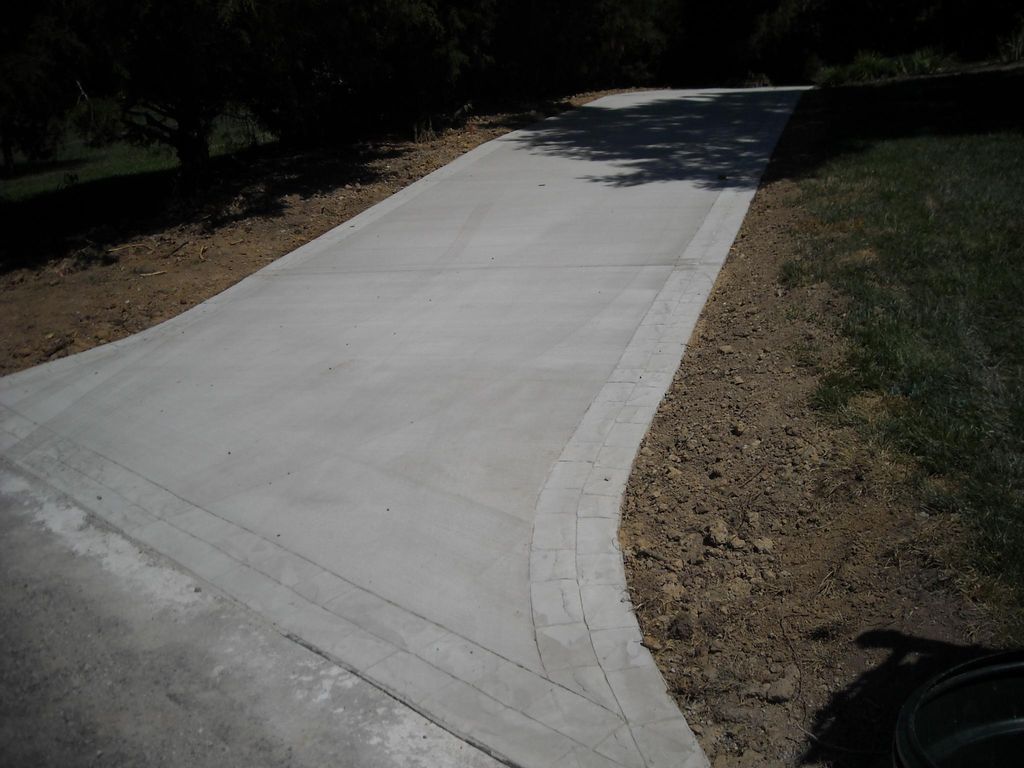 Cobblestone border driveway