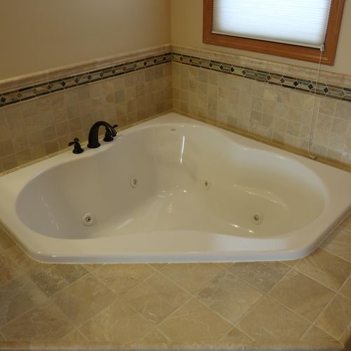 Jetted Tub w/Tile Surround