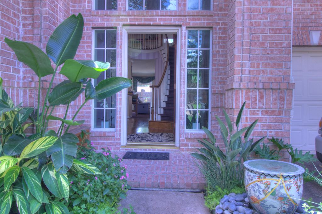 Real Estate Tours
Front Entry