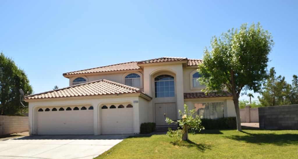 3400 sq ft on a 10,000 dq ft lot. 5 bedrooms and 4