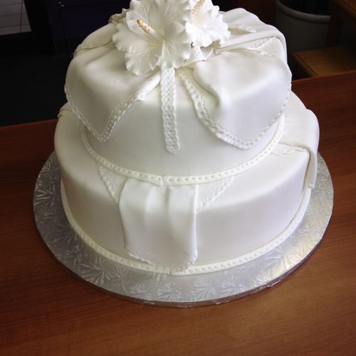 Fondant finish with Linen and Flowers