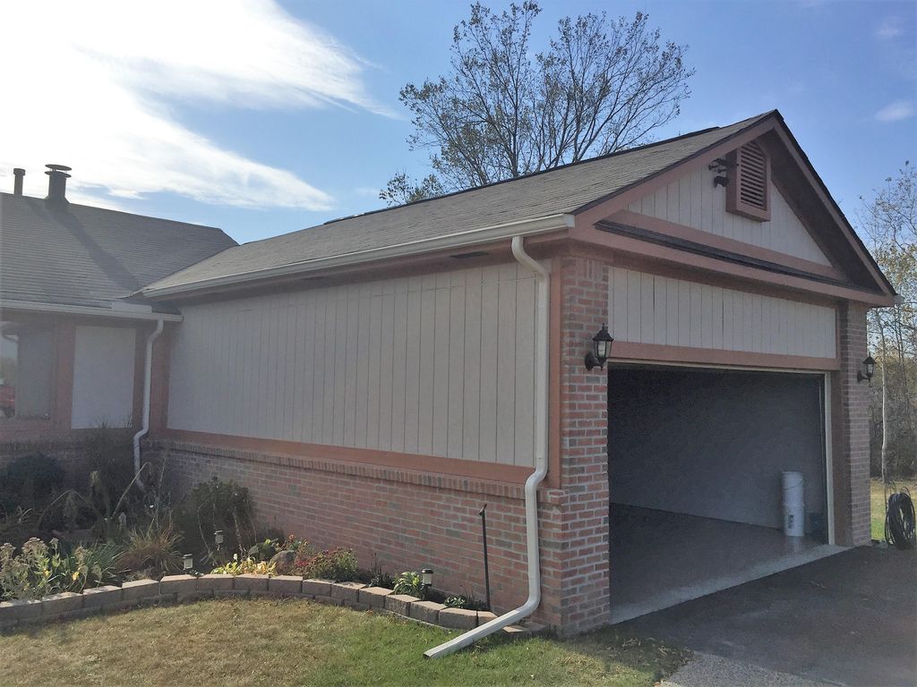 Attached 2.5 car Garage