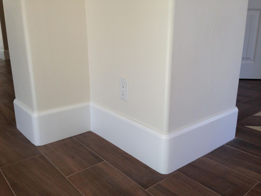 Baseboard with radius corner pieces