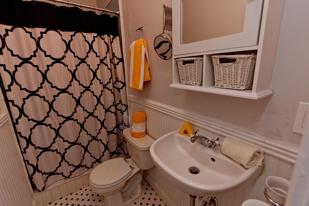 Craftsman Guest Bath