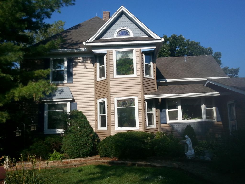 New Roof, Vinyl Siding with gable accents, and Clo