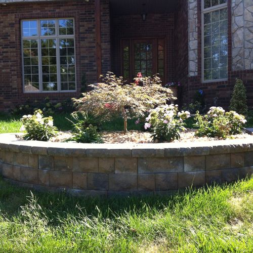 Retaining wall with plantings