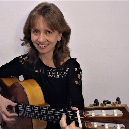 Leah Kruszweski teaches classical and flamenco gui
